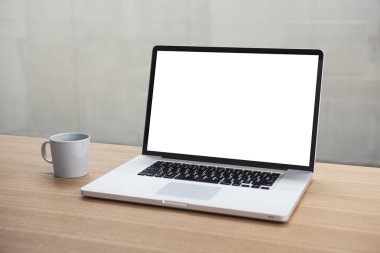 iş kavramları. (gün ışığı ahşap masanın üzerinde çalışma)