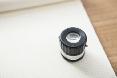 Cliff yaz ahşap masa üzerine notla kılavuz.