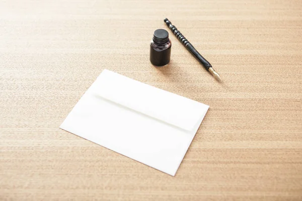 Papier Met Vulpen Daglicht Houten Bureau — Stockfoto