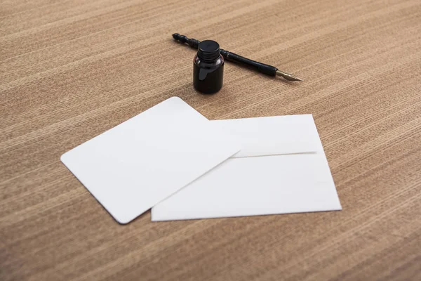 Papier Met Vulpen Daglicht Houten Bureau — Stockfoto