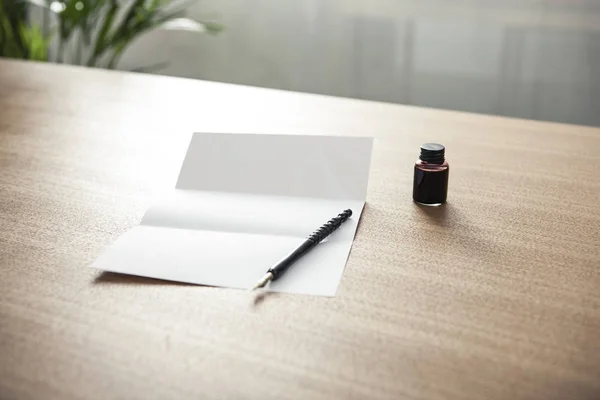 Papier Met Vulpen Daglicht Houten Bureau — Stockfoto