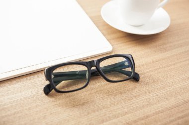 iş kavramı. gün ışığından yararlanma ahşap masanın üzerinde çalışmak.