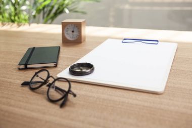 iş kavramları. gün ışığından yararlanma ahşap masa üzerinde çalışma alanı.