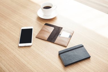 gün ışığından yararlanma ahşap masa üzerinde modern ofis kavramları.