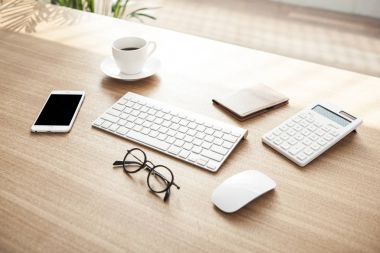 gün ışığından yararlanma ahşap masa üzerinde modern ofis kavramları.