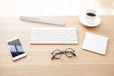 gün ışığından yararlanma ahşap masa üzerinde modern ofis kavramları.