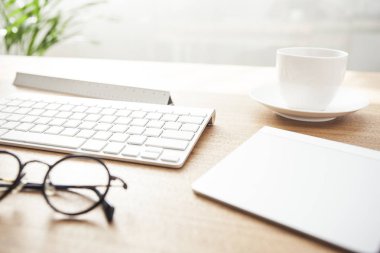 gün ışığından yararlanma ahşap masa üzerinde modern ofis kavramları.