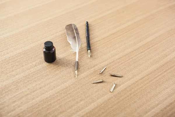 Vintage Pen Mit Tinte Feder Federspitze Auf Dem Holztisch — Stockfoto