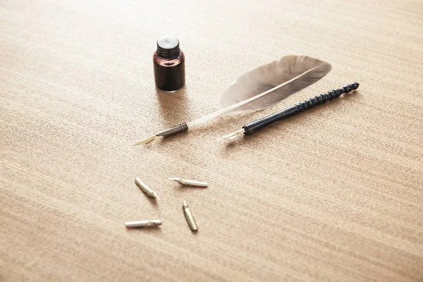 老式钢笔与墨水 在木桌上 — 图库照片