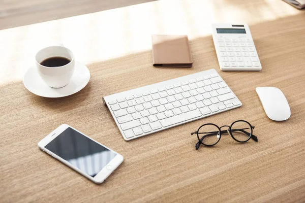 gün ışığından yararlanma ahşap masa üzerinde modern ofis kavramları.