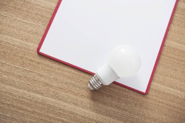 gün ışığından yararlanma ahşap masa üzerinde modern ofis kavramları. (kırmızı Pano)