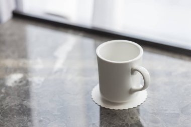 otel odasında mermer masada kahve fincanı