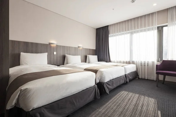 Καθαρό Και Πολυτελές Τρίκλινο Δωμάτιο Ξενοδοχείου Στην Σεούλ — Φωτογραφία Αρχείου
