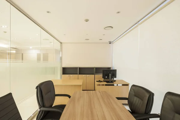 Moder Ofis 'teki toplantı odasının içinde.