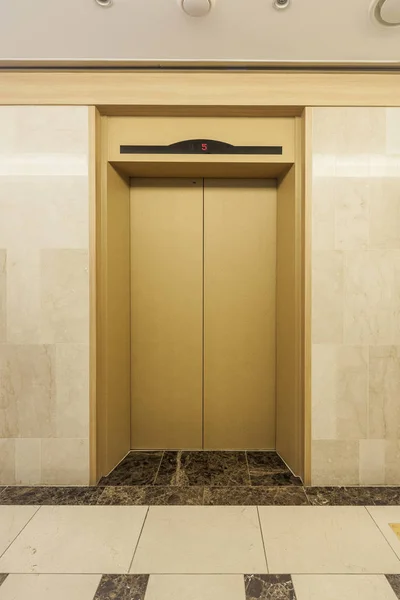 ホテル 事務所ビルの廊下でエレベーターの扉 — ストック写真