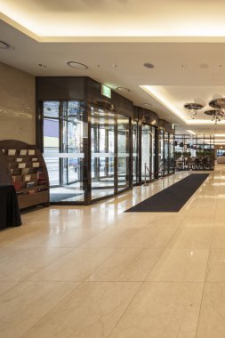 Modern klasik otel lobisinde.