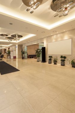 Modern klasik otel lobisinde.