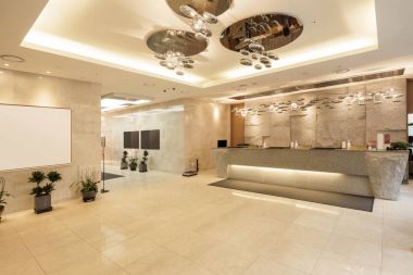 Modern klasik otel lobisinde.