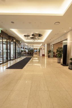 Modern klasik otel lobisinde.