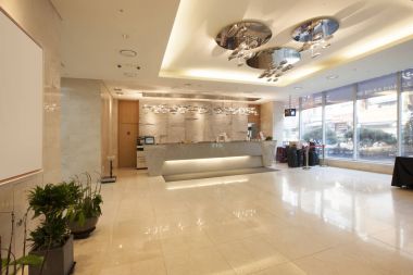 Modern klasik otel lobisinde.