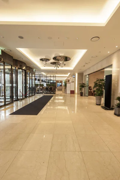 Modern klasik otel lobisinde.