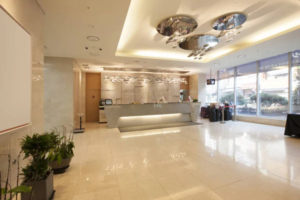 Modern klasik otel lobisinde.