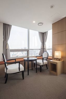 Modern masa ve sandalye otel odasında.