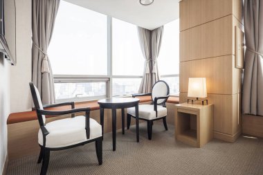 Modern masa ve sandalye otel odasında.