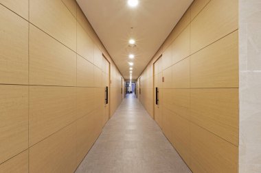 geçiş (yol, yol, geçit, koridor koridor) gün otel odasında Seul, Kore.