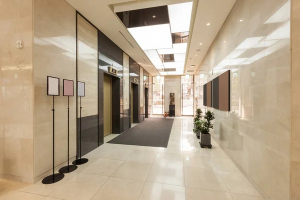 geçiş (yol, yol, geçit, koridor koridor) gün otel odasında Seul, Kore.