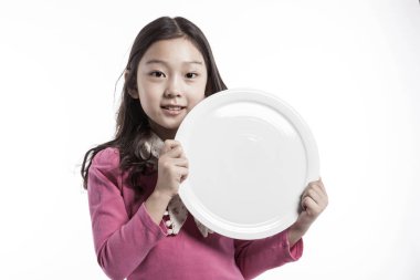 sevimli kız bir çanak tutan