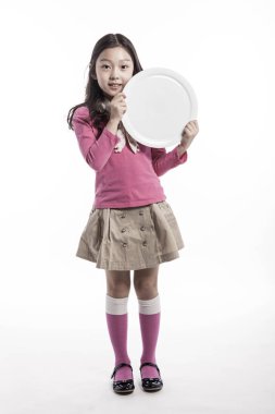 sevimli kız bir çanak tutan