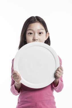 sevimli kız bir çanak tutan