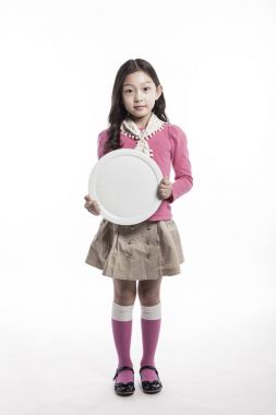 sevimli kız bir çanak tutan