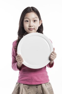 sevimli kız bir çanak tutan