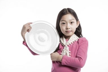 sevimli kız bir çanak tutan