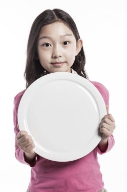 sevimli kız bir çanak tutan