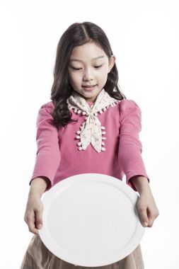 sevimli kız bir çanak tutan