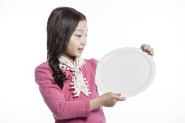 sevimli kız bir çanak tutan