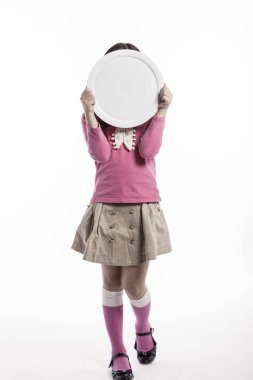 sevimli kız bir çanak tutan