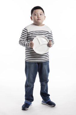 bir tabak tutan bir şişko.