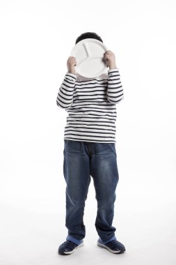 bir tabak tutan bir şişko.