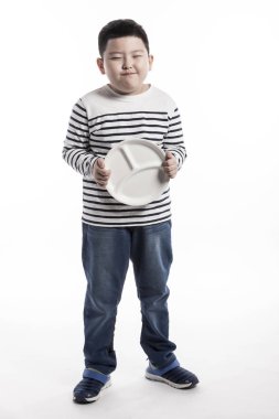 bir tabak tutan bir şişko.