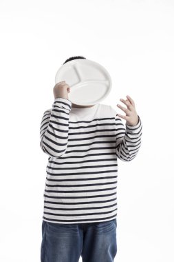 bir tabak tutan bir şişko.