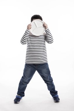 bir tabak tutan bir şişko.