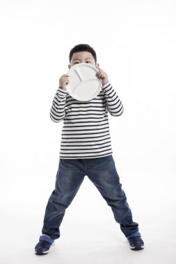 bir tabak tutan bir şişko.