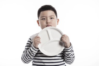 bir tabak tutan bir şişko.