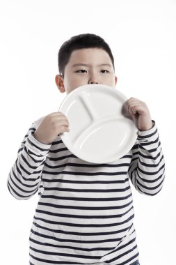 bir tabak tutan bir şişko.