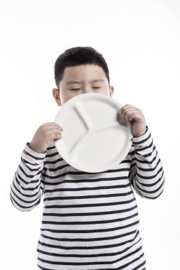 bir tabak tutan bir şişko.