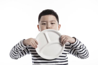 bir tabak tutan bir şişko.